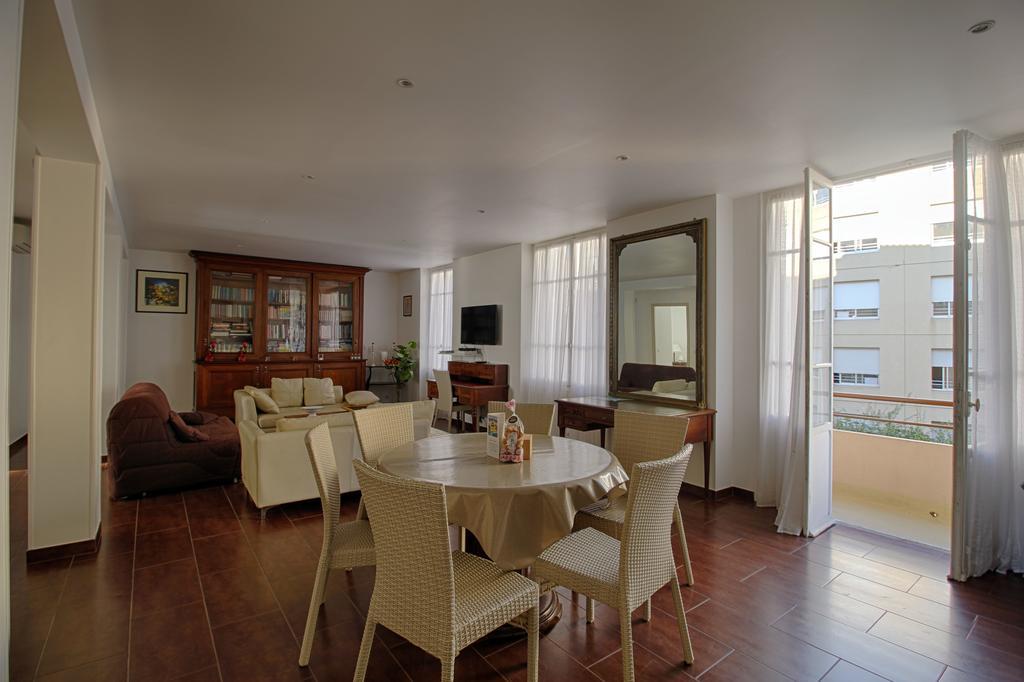 F3 Place Miot * Ajaccio (Corsica)